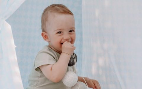 何姓女孩起名好记顺口的名字 优选227个